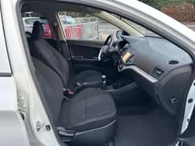 Kia Picanto (2016) thumbnail 11