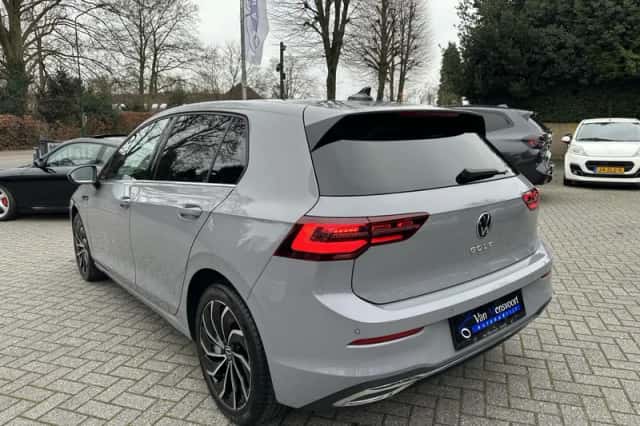 Volkswagen Golf (2023) thumbnail 3
