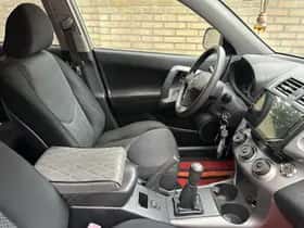Toyota RAV4 (2008) thumbnail 4