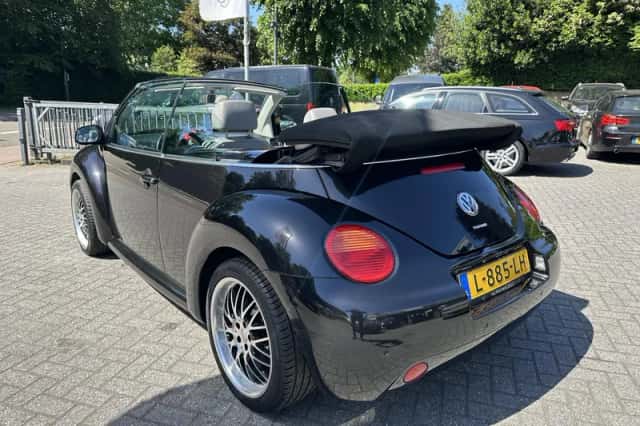 Volkswagen New Beetle (2004) thumbnail 3