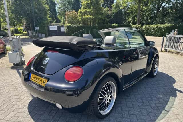 Volkswagen New Beetle (2004) thumbnail 4