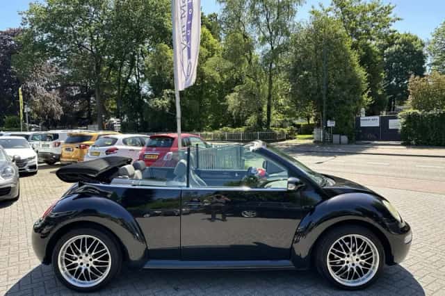 Volkswagen New Beetle (2004) thumbnail 5