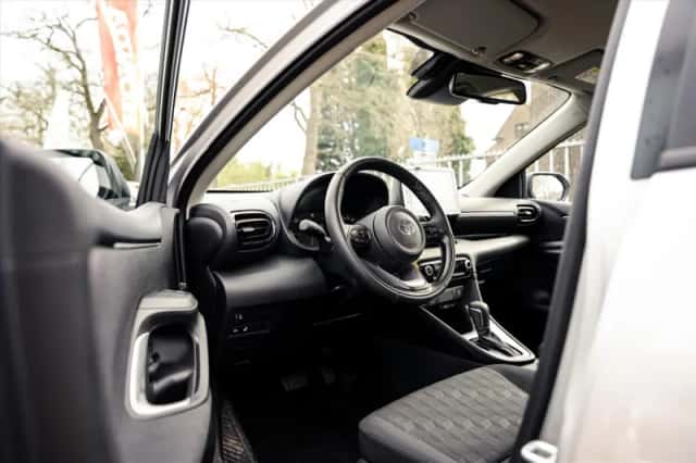 Toyota Yaris (2025) thumbnail 2