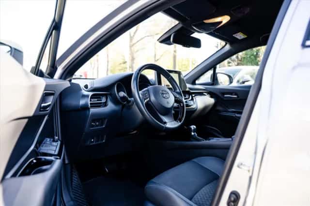 Toyota C-HR (2023) thumbnail 2