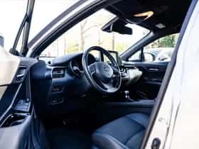 Toyota C-HR (2023) thumbnail 2