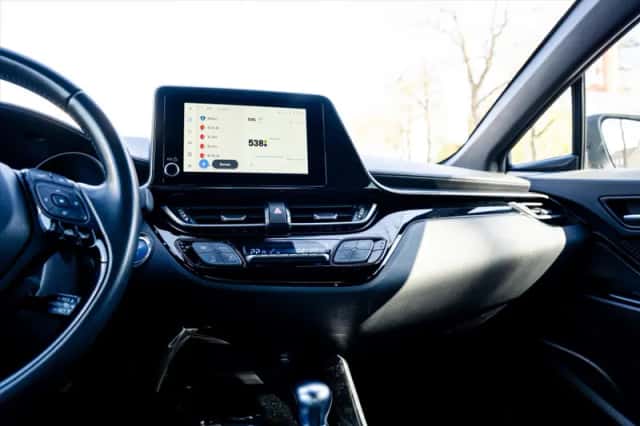 Toyota C-HR (2023) thumbnail 4
