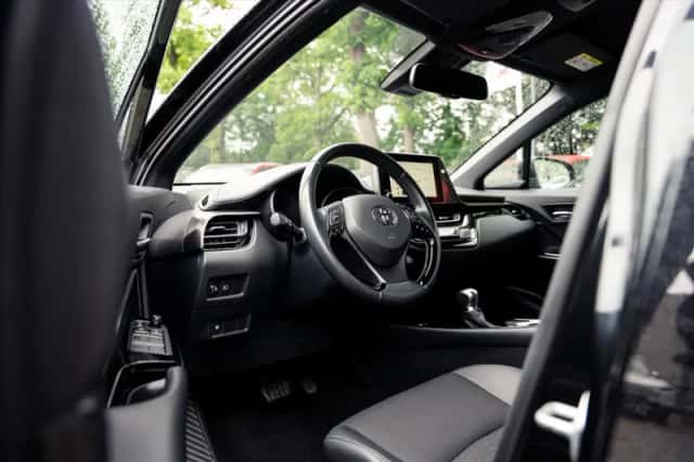 Toyota C-HR (2023) thumbnail 2