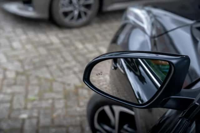 Toyota C-HR (2023) thumbnail 23