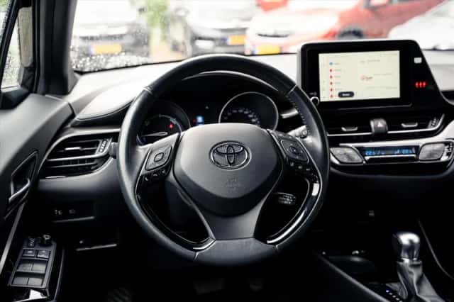 Toyota C-HR (2023) thumbnail 7