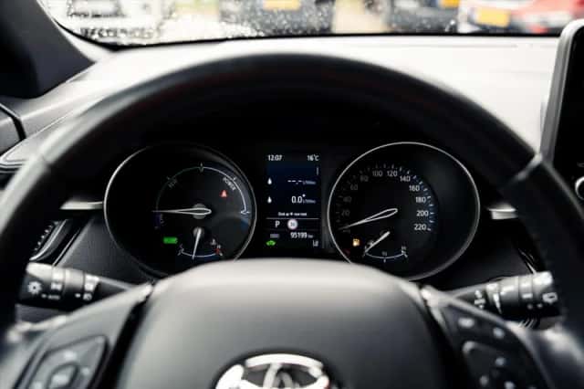 Toyota C-HR (2023) thumbnail 8