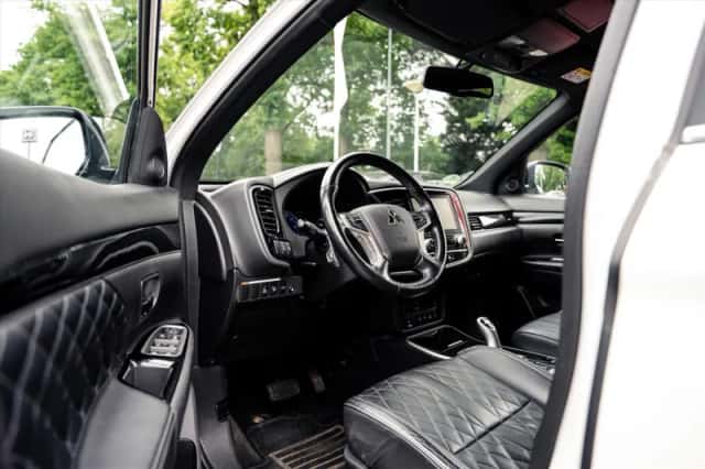 Mitsubishi Outlander (2020) thumbnail 2