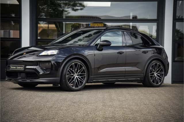 Porsche Macan (2025) thumbnail 2