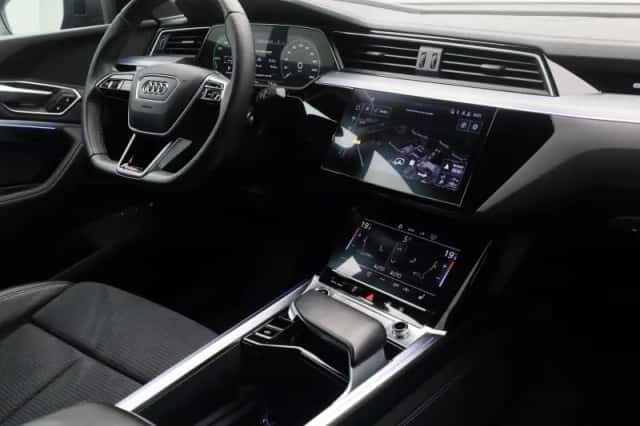 Audi Q8 (2023) thumbnail 3