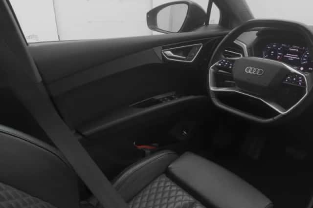 Audi Q4 (2022) thumbnail 12