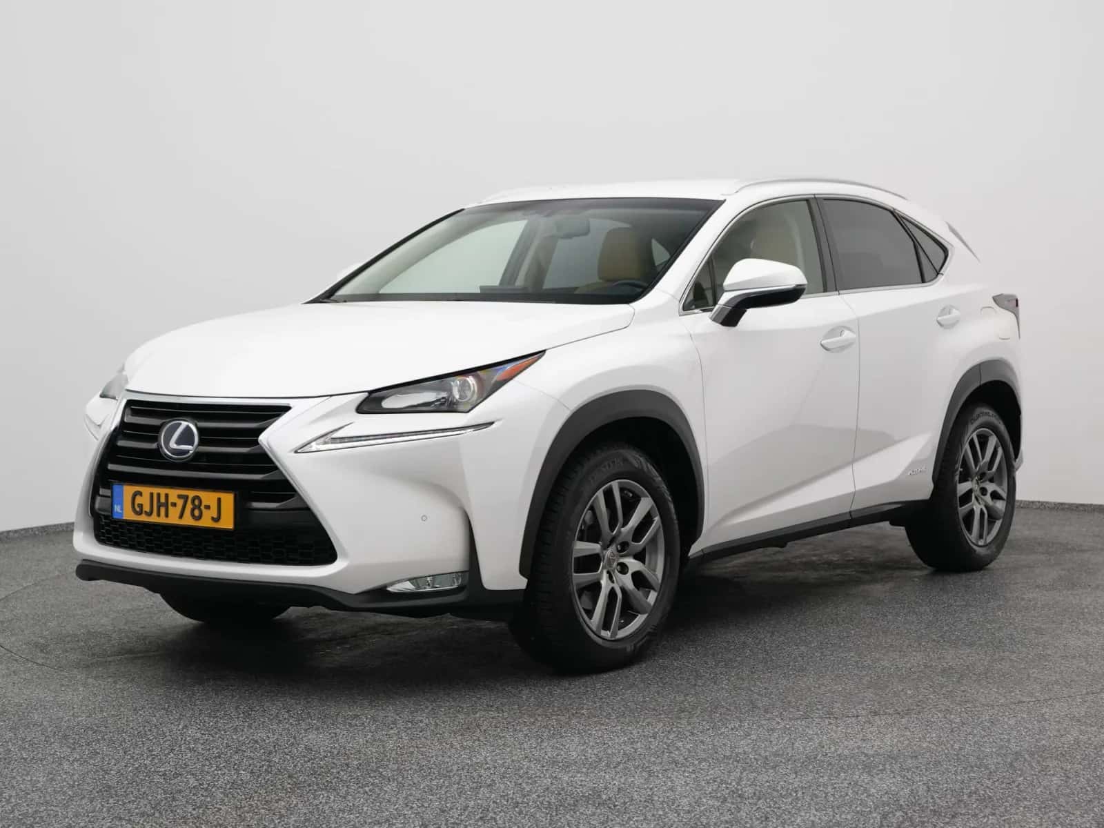 Lexus NX (2016) — foto 1