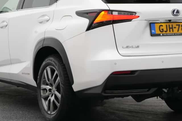 Lexus NX (2016) thumbnail 18