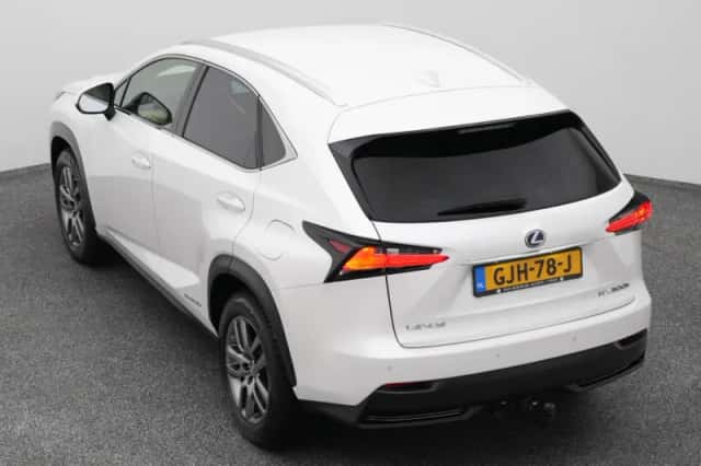 Lexus NX (2016) thumbnail 25