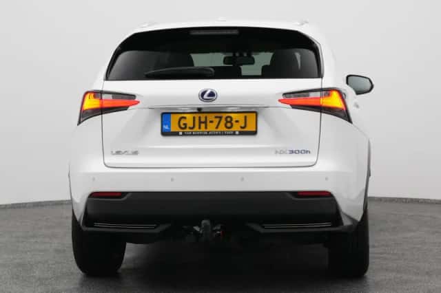 Lexus NX (2016) thumbnail 10