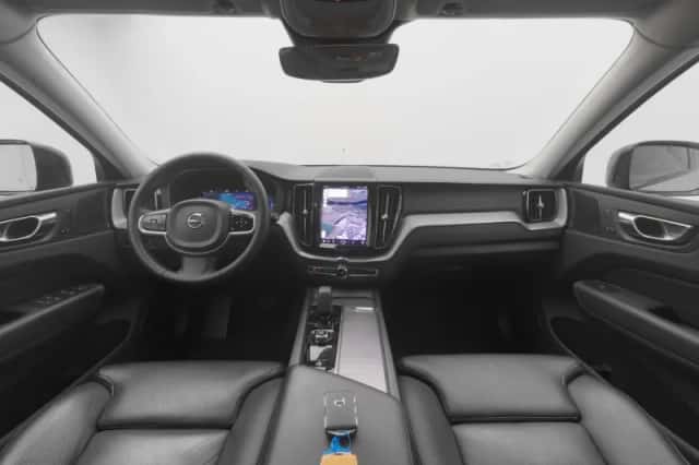 Volvo XC60 (2022) thumbnail 3
