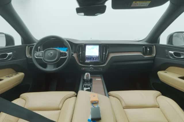 Volvo XC60 (2023) thumbnail 3