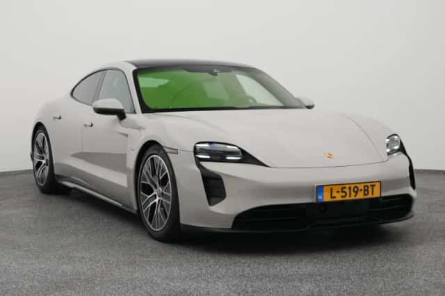 Porsche Taycan (2021) thumbnail 2