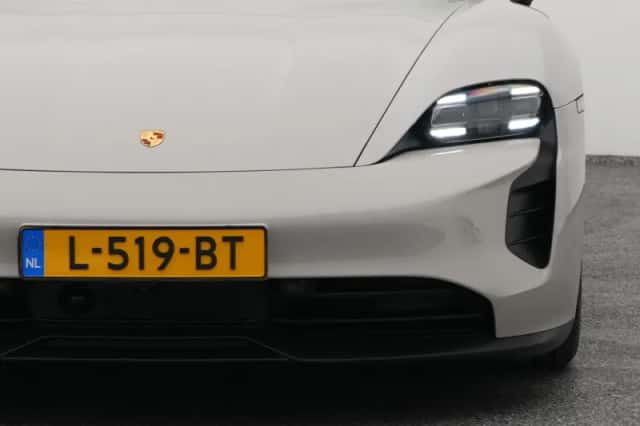 Porsche Taycan (2021) thumbnail 25