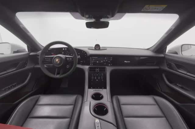 Porsche Taycan (2021) thumbnail 4