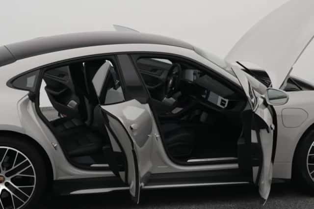 Porsche Taycan (2021) thumbnail 43