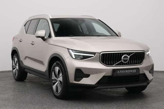 Volvo XC40 (2023) thumbnail 2