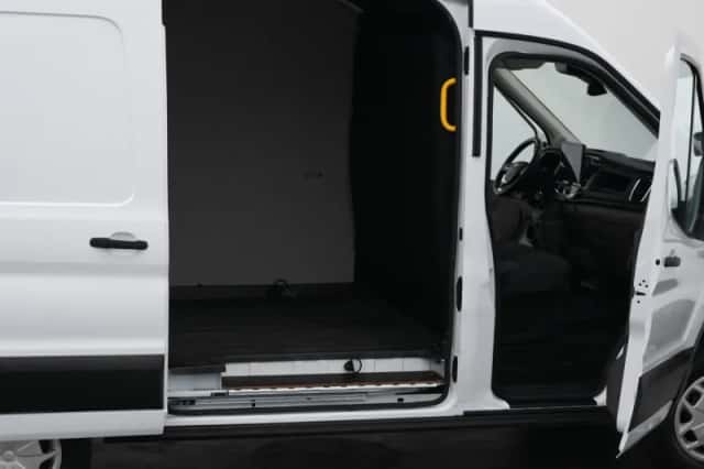 Ford E-Transit (2023) thumbnail 35