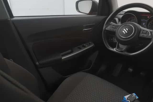 Suzuki Swift (2021) thumbnail 11