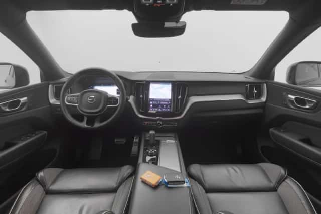Volvo XC60 (2021) thumbnail 3
