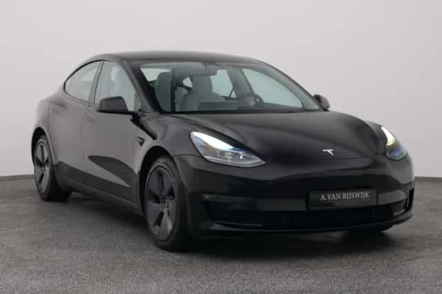 Tesla Model 3 (2023) thumbnail 2
