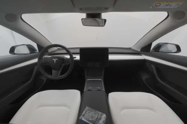 Tesla Model 3 (2023) thumbnail 3