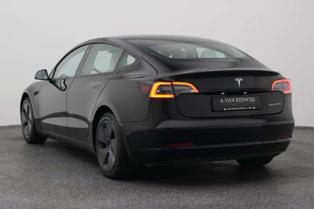 Tesla Model 3 (2023) thumbnail 6