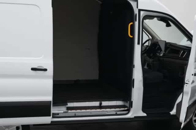 Ford E-Transit (2023) thumbnail 35
