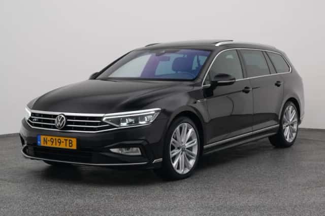 Volkswagen Passat (2022) thumbnail 1
