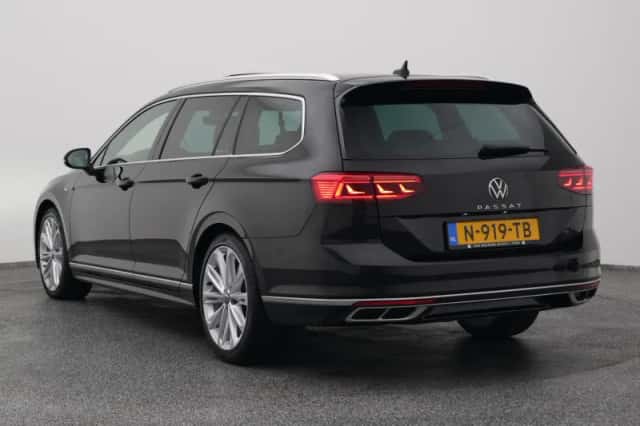 Volkswagen Passat (2022) thumbnail 5