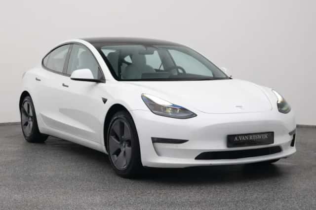 Tesla Model 3 (2022) thumbnail 2