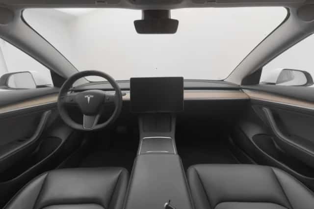 Tesla Model 3 (2023) thumbnail 3