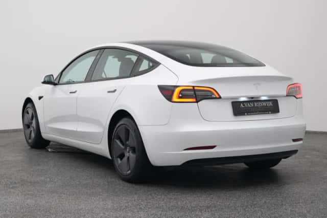 Tesla Model 3 (2023) thumbnail 6