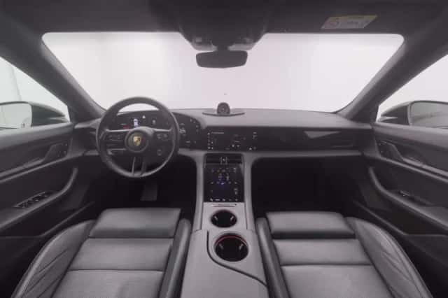 Porsche Taycan (2021) thumbnail 3