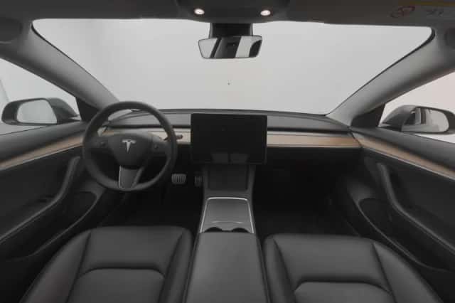 Tesla Model 3 (2023) thumbnail 3