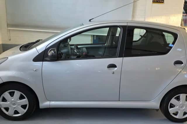 Toyota Aygo (2010) thumbnail 5