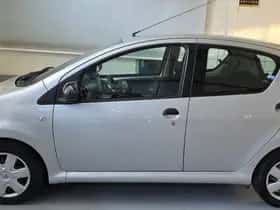 Toyota Aygo (2010) thumbnail 5