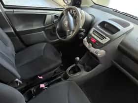 Toyota Aygo (2010) thumbnail 9