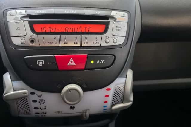 Toyota Aygo (2010) thumbnail 10