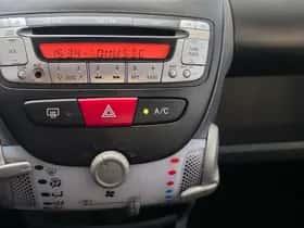 Toyota Aygo (2010) thumbnail 10