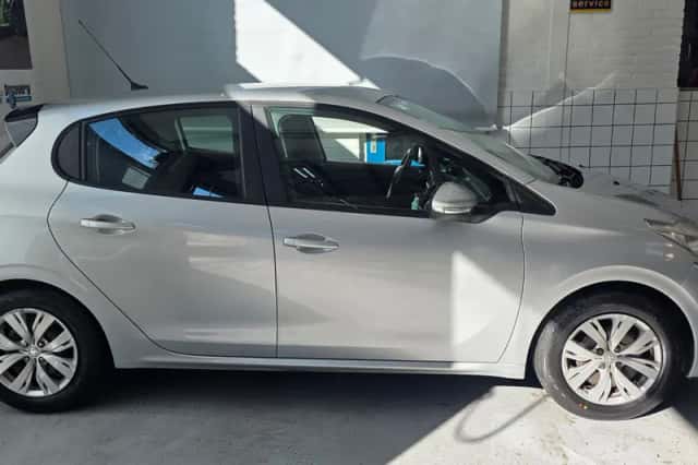 Peugeot 208 (2012) thumbnail 2