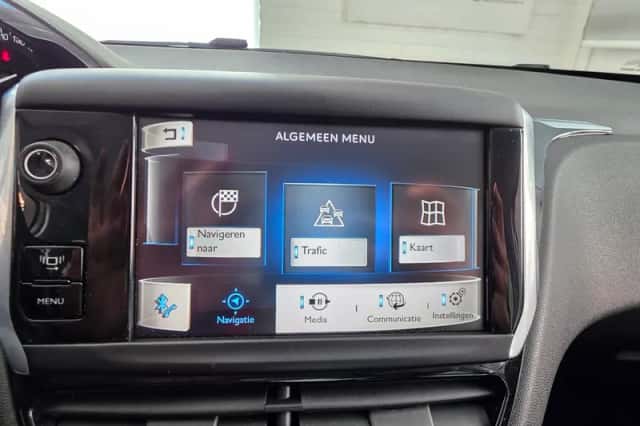 Peugeot 208 (2012) thumbnail 11